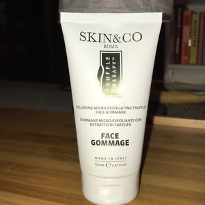 Polishing micro-exfoliating truffle face gommage